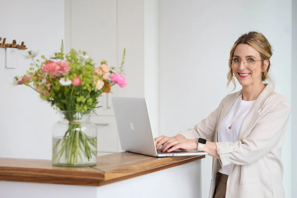 Vera im Gespräch und während der Arbeit am Laptop