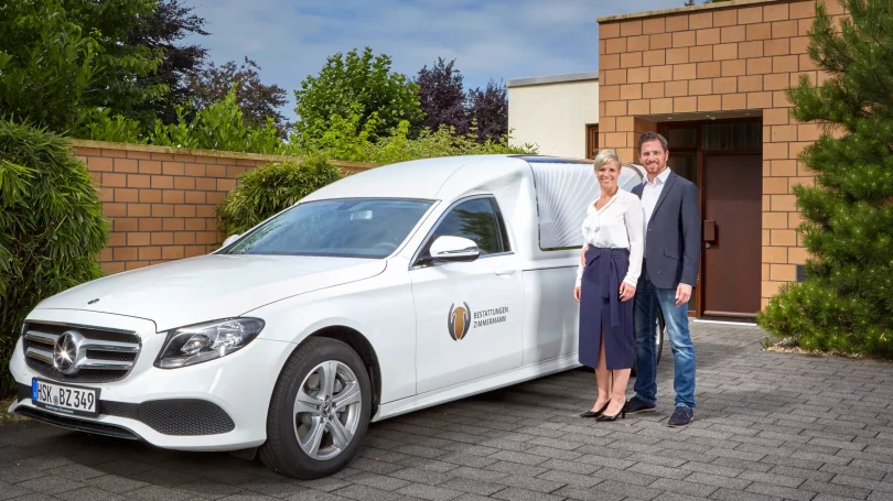 bestatter fahrzeugbeschriftung corporate design