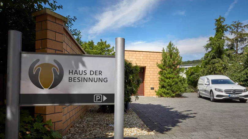 bestatter außenbeschilderung corporate design